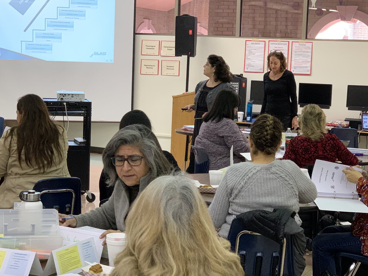 JesusGamez915's tweet photo. @ELPASO_ISD teachers #GLADitup with @OCDEProjectGLAD Thanks @DLeNM with Diana Pinkston &amp; Kathleen Salgado! Meeting the needs of English Language Learners at Guillen MS @ALL_Guillen_ @EPISD_DualLang @GuillenNewTech #IamEPISD https://t.co/XHOSlJyL7B