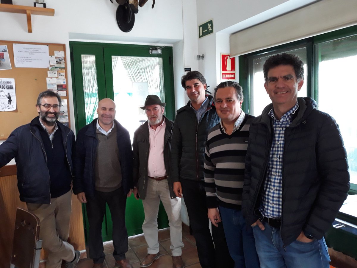 mejoradeolivo's tweet photo. Nuevo viaje de planificación de futuros ensayos de variedades y selecciones de mejora. Hoy hemos estado en la cooperativa #Olipe de Pozoblanco, estudiando como impulsar el incipiente cultivo de olivar en seto de la comarca.
Muchas gracias Juan Antonio, Bernardo, Luis y Manolo. https://t.co/9vaoy9VD2w