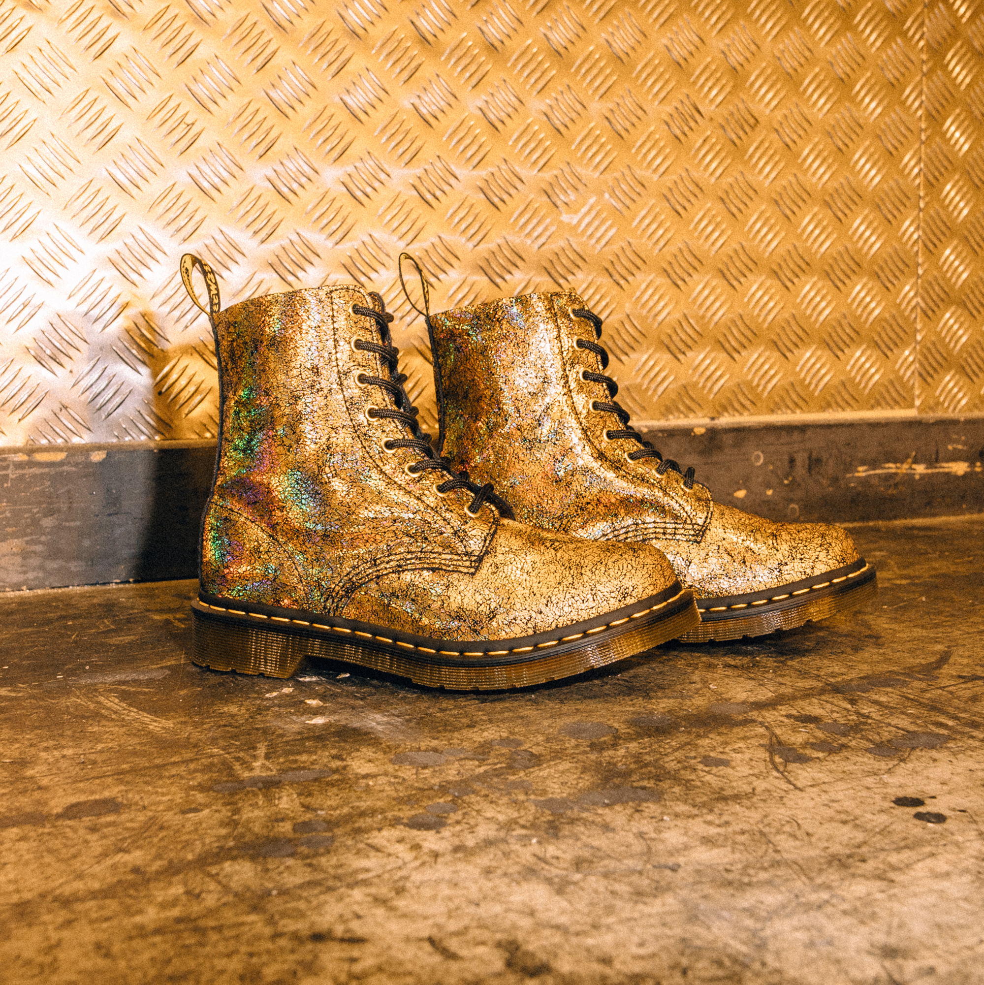 Dr martens crackle hot sale