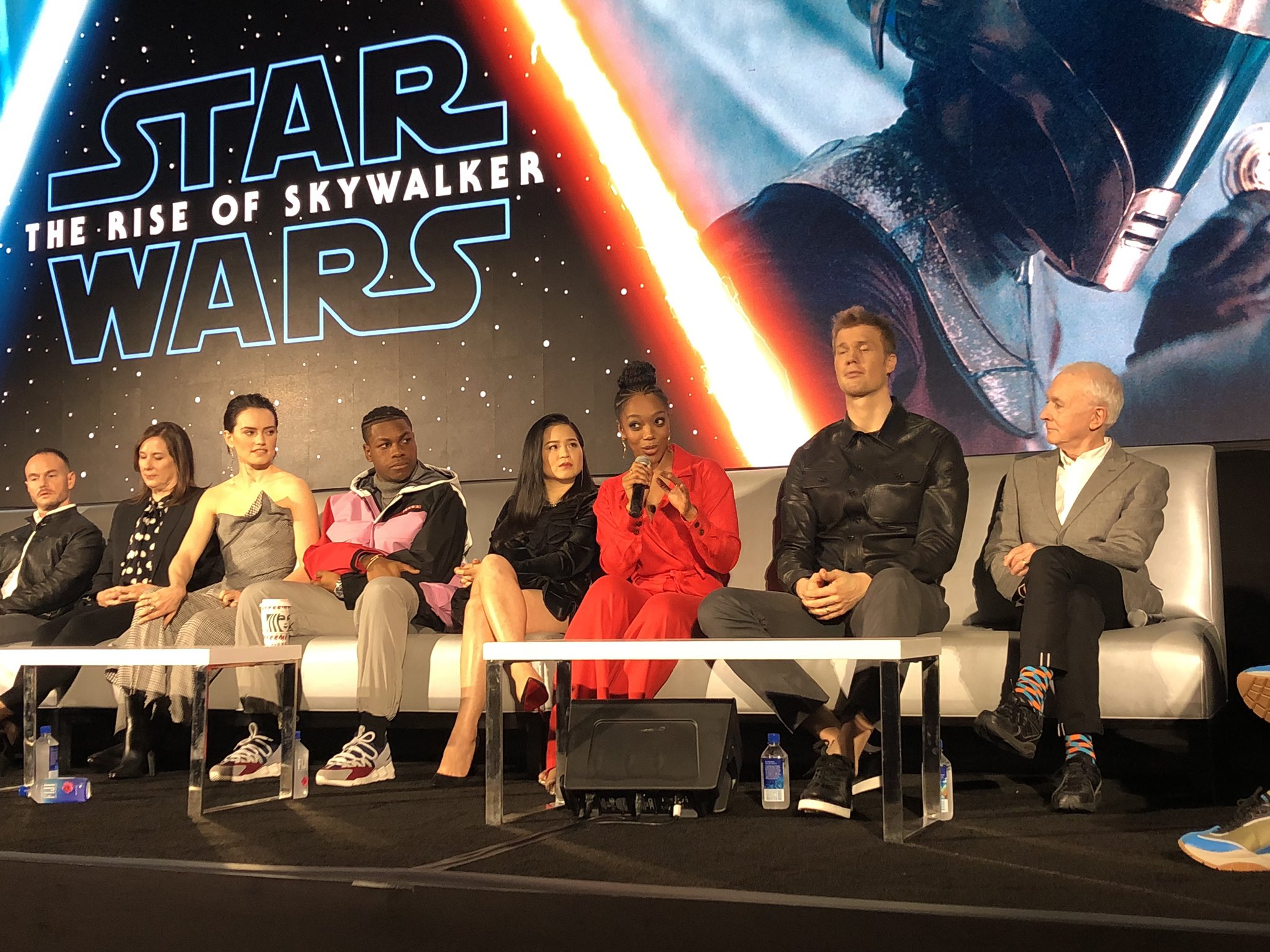 Episode IX: The Rise of Skywalker Press Tour & Interviews - Page 16 EK9qT5uU0AA0cUS?format=jpg&name=4096x4096