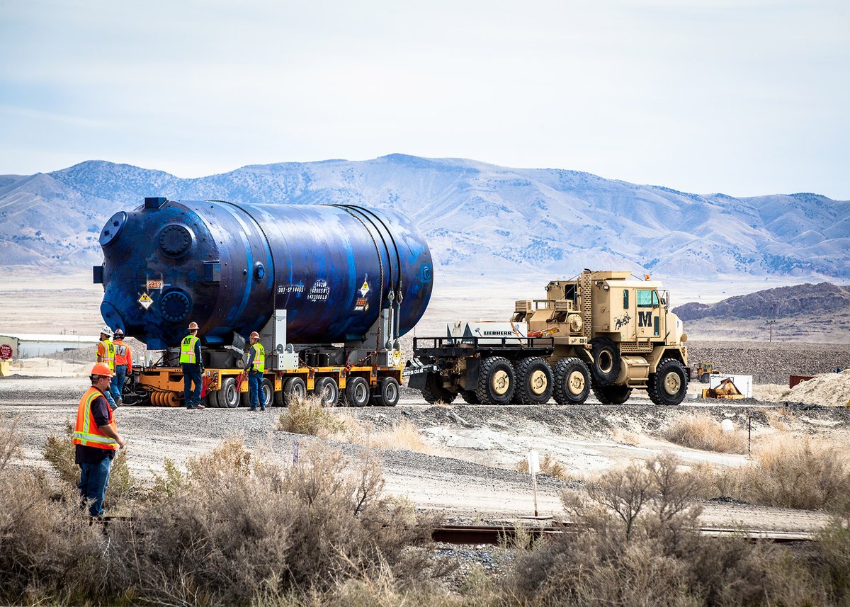 Mid-week Motivation! 
“It’s not the load that weighs you down, it’s the way you carry it”  -C.S.Lewis

#heavyload #heavyhaul #goldhofer #tugger #militarygrade #oshkosh #m1070 #modulartrailer #safetyfirst #safetystrong #motivation