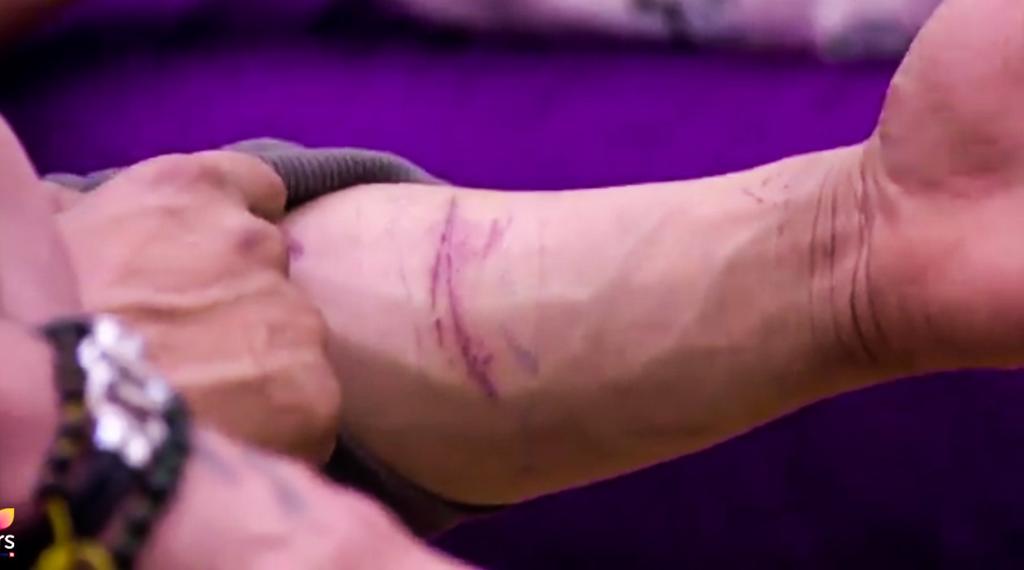 Siddians's tweet image. Last time when @sidharth_shukla got injured during luxary Budget Task he didn&apos;t complained about anyone!

Because he Let go such things
Like leave it yaar task mai hua hai!

&amp;amp; today also
Ussey pehle laga!! 

#SidharthShukla
#KeepGoingSidShukla
#WeSupportSidShukla
#BiggBoss