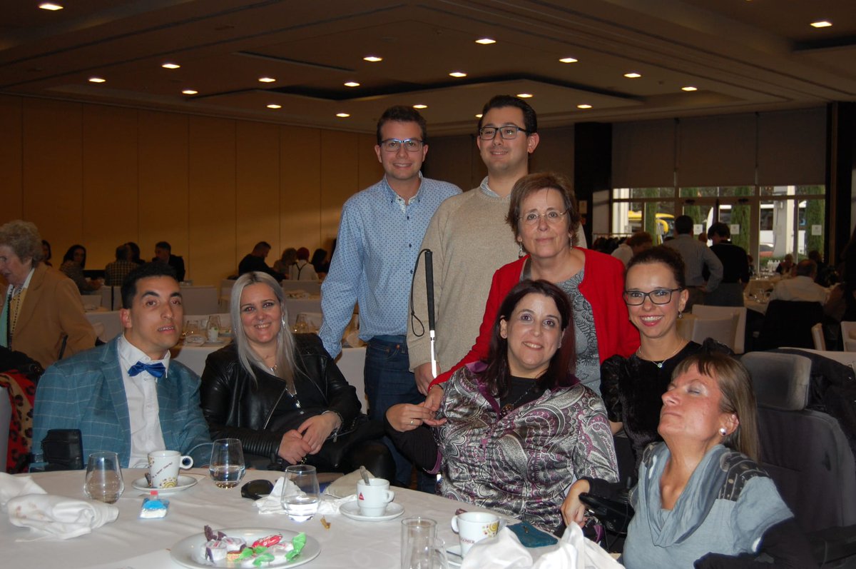 Aune_Ugr's tweet photo. Ayer, en el #diainternacionalpersonascondiscapacidad, estuvimos en el comida anual de @FEGRADI, donde destacamos el reconocimiento y entrega de premio a M.Carmen López Arboledas por su trabajo de tantos años en favor de los estudiantes y la inclusión en @CanalUGR. https://t.co/emX038Rr3L