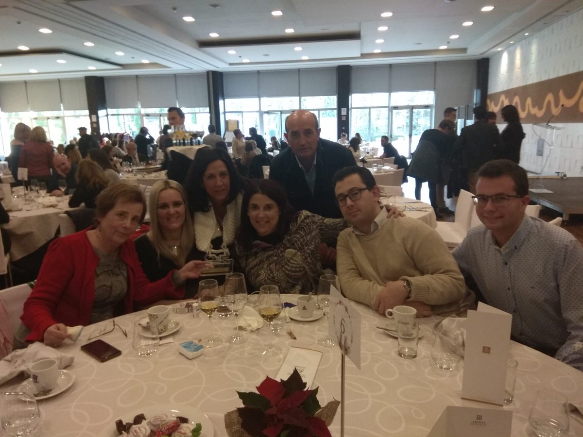 Aune_Ugr's tweet photo. Ayer, en el #diainternacionalpersonascondiscapacidad, estuvimos en el comida anual de @FEGRADI, donde destacamos el reconocimiento y entrega de premio a M.Carmen López Arboledas por su trabajo de tantos años en favor de los estudiantes y la inclusión en @CanalUGR. https://t.co/emX038Rr3L