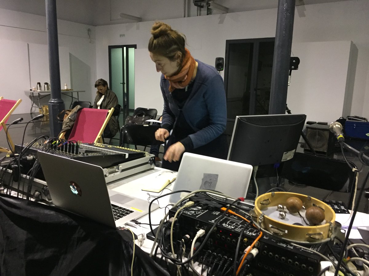 EnsembleFlashb1's tweet photo. Les lauréats du micro-projet #Ganta3, #LucieBortot et #ArnaudRomet, se préparent pour présenter ce soir à la #CasaEmpordà leurs créations sonores, après 10 jours de résidence au #LaboFlashback et @museuemporda.
Demain à 19h30, c'est @acmcm66 qu'ils présenteront leurs oeuvres ! https://t.co/zUirIwMhig