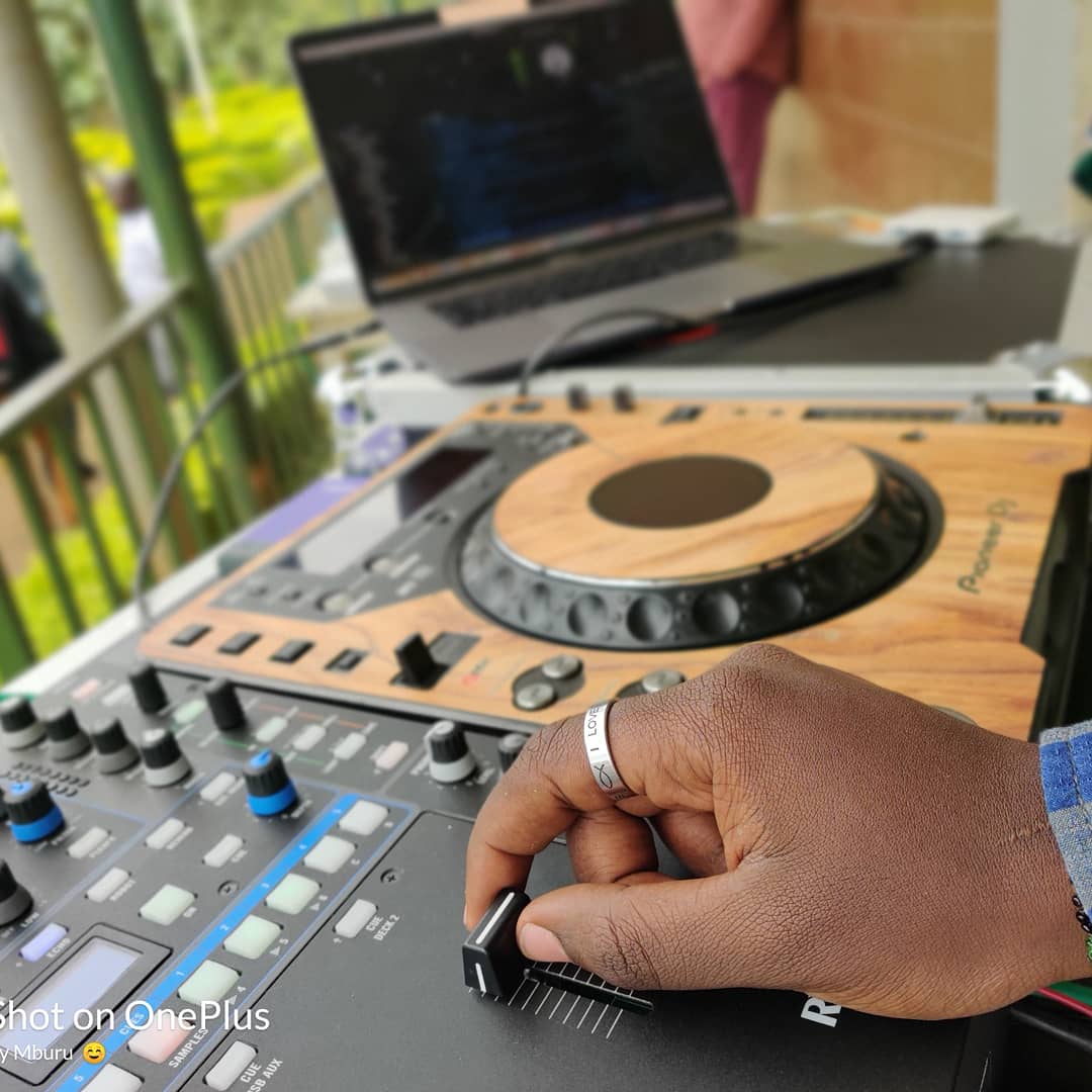 djlentoofficial's tweet photo. In Kericho for the 16 days of activism against Gender Based Violence, mental health, drugs & sexual harassment
@ #Jamesfinlay Tea Farms.
Lesson; The responsibility to end GBV is shared, we all have a role to play to keep our girls and Women safe.
#daytwo #AUDIENCEOFONE https://t.co/gr7NqaBMWj