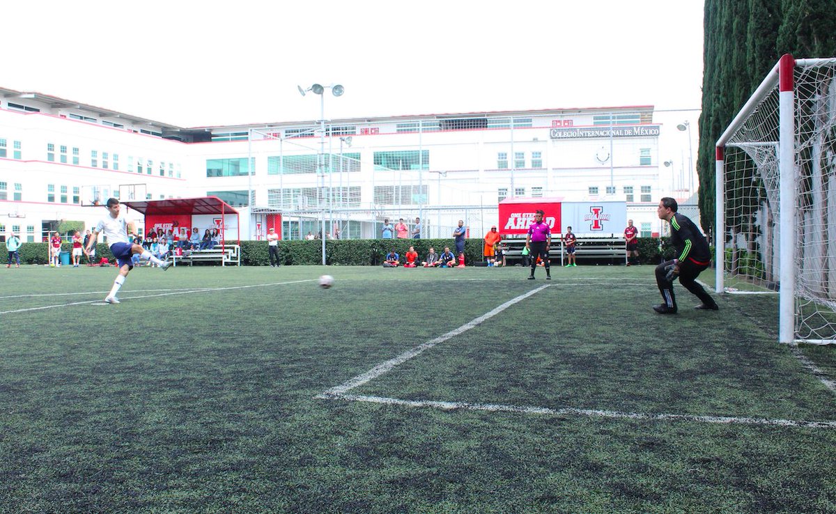 Nada como sentir la adrenalina desde los 11 pasos ⚽️😰
#ElDiezDeLasCanchas 🔟
#OlimpusPedregal