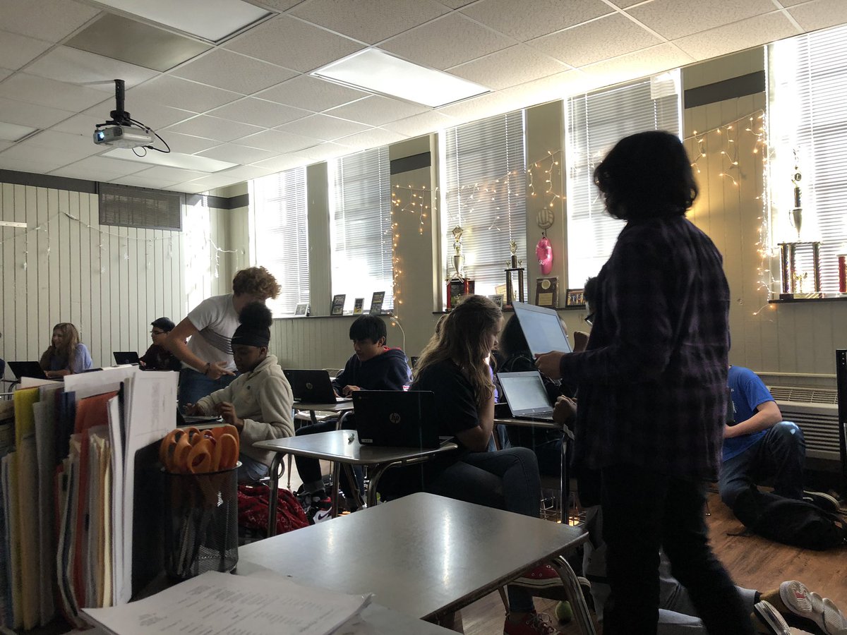 melissa_baswell's tweet photo. When your kiddos get so competitive with quizlet live that other groups start clapping when other groups miss a question. #ComptitionATItsFinest https://t.co/wpZIeN7anA