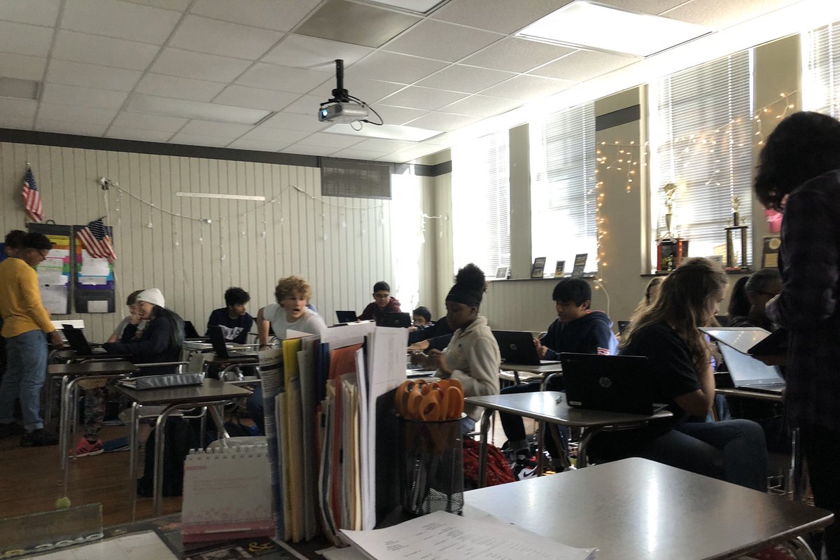 melissa_baswell's tweet photo. When your kiddos get so competitive with quizlet live that other groups start clapping when other groups miss a question. #ComptitionATItsFinest https://t.co/wpZIeN7anA