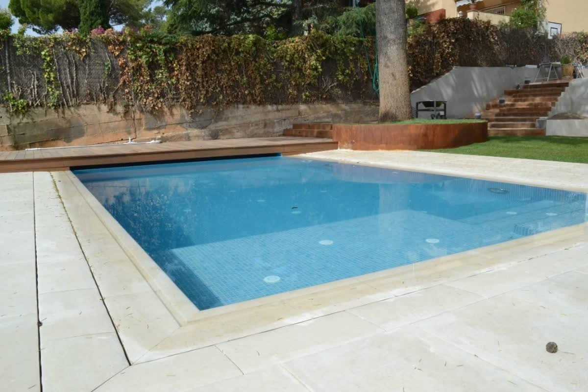 FERRONPISCINAS's tweet image. Lo mejor de las piscinas con cubierta es que en días de lluvia no tienes que preocuparte por el agua 💧. Cubierta fuera ¡y piscina impecable! 😉 Si quieres reformar o construir la tuya para tenerla lista la próxima temporada, ahora es el momento 👏 

✨ qoo.ly/33633v