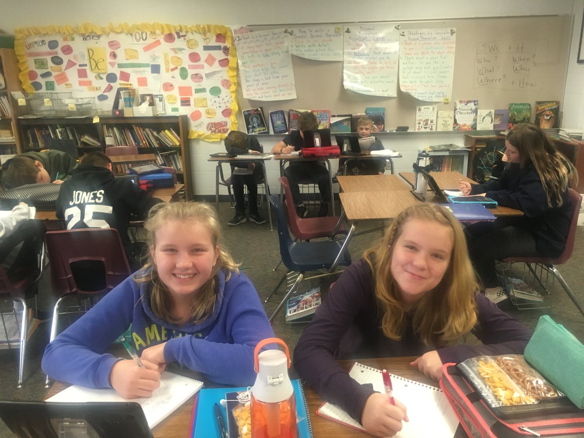 TonnonPyramidLV's tweet image. #LVPyramid Ss are busy writing personal narratives to share at an open mic session! #storytellingfun @LinevilleHSSD