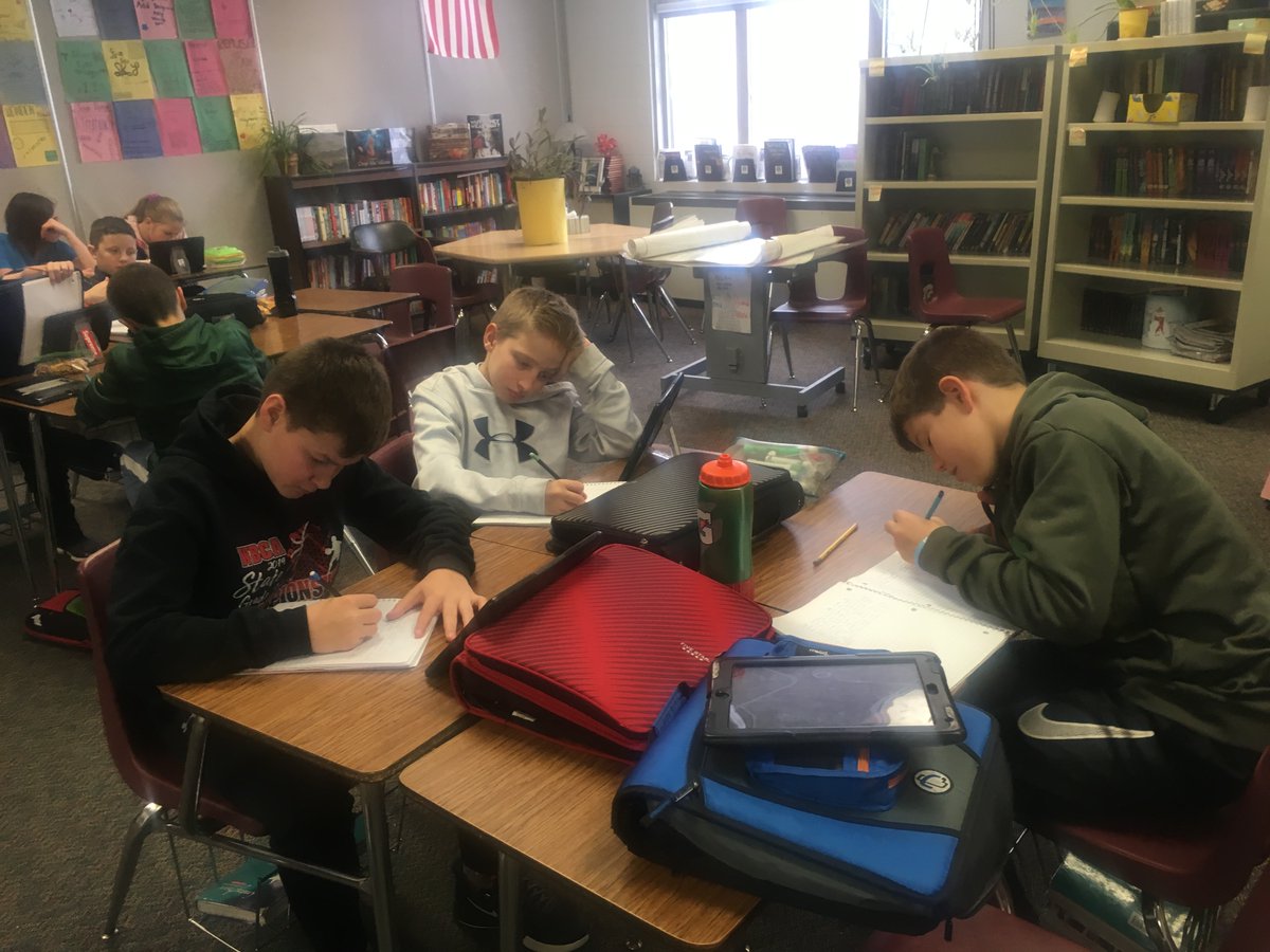 TonnonPyramidLV's tweet image. #LVPyramid Ss are busy writing personal narratives to share at an open mic session! #storytellingfun @LinevilleHSSD