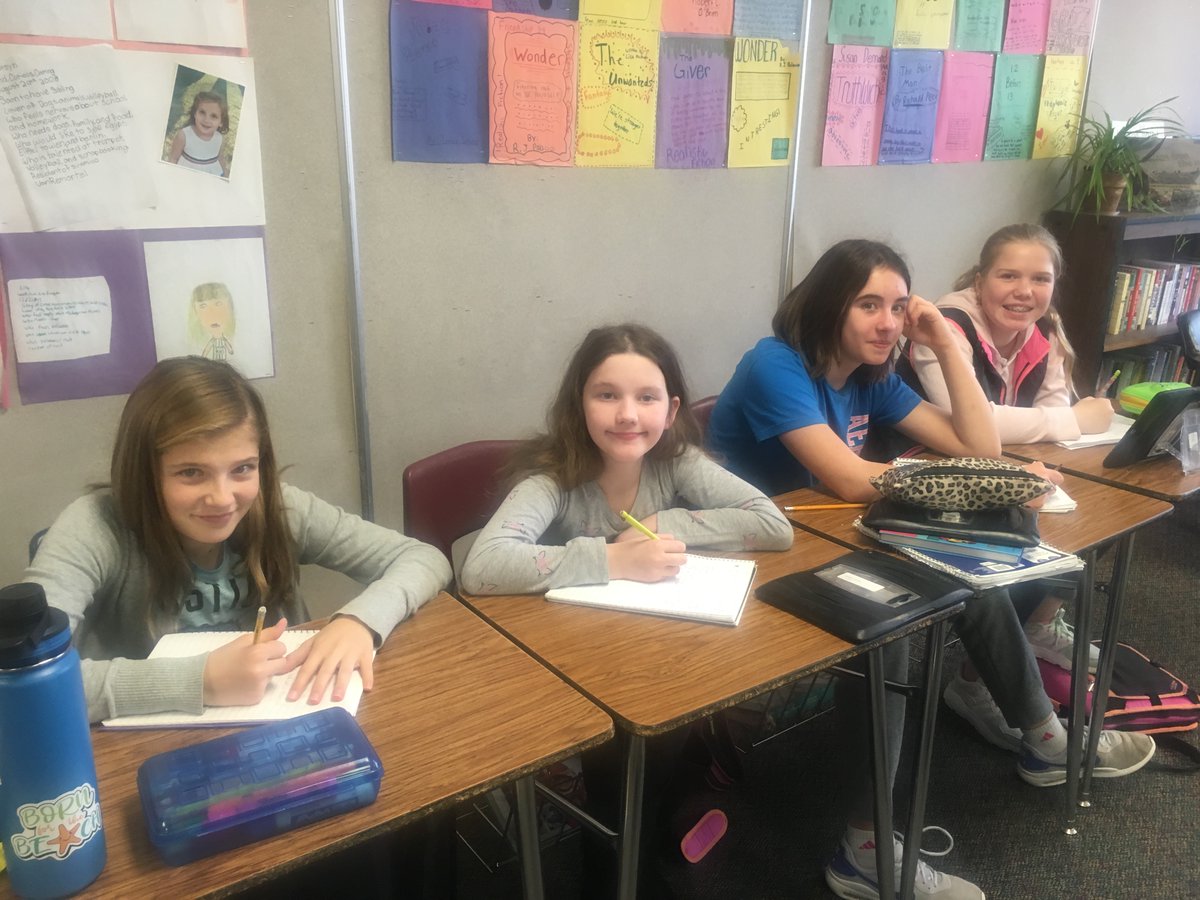 TonnonPyramidLV's tweet image. #LVPyramid Ss are busy writing personal narratives to share at an open mic session! #storytellingfun @LinevilleHSSD
