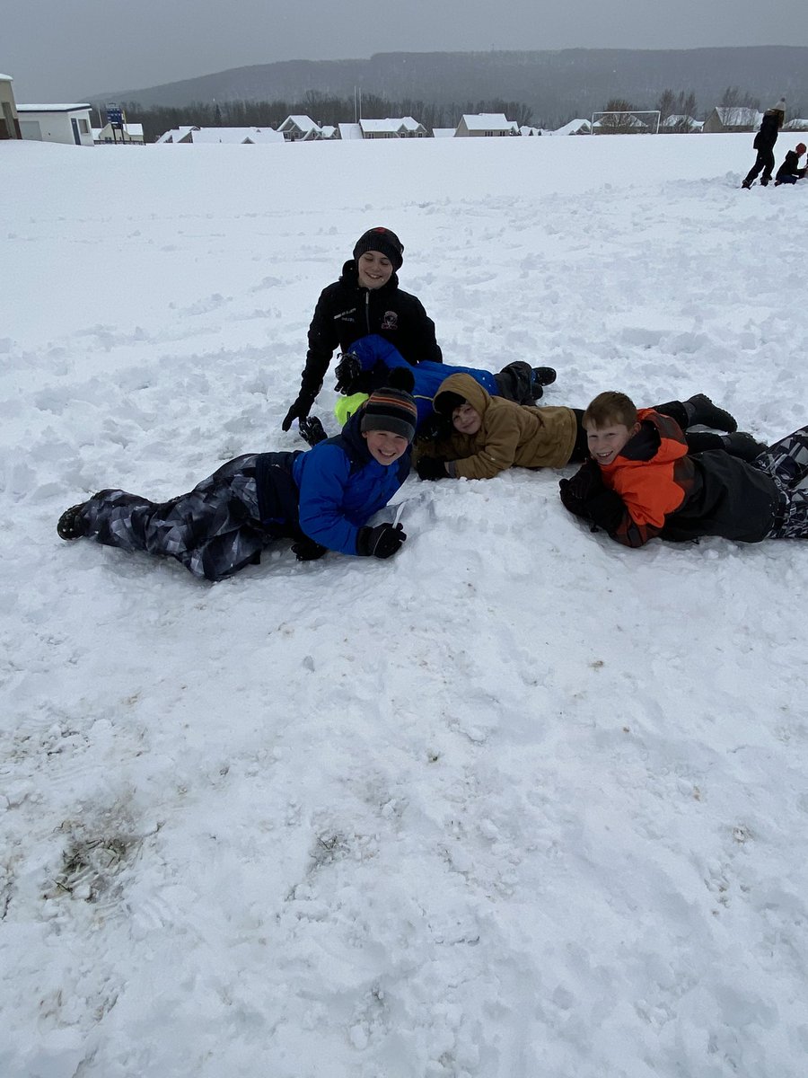 SPrivetts's tweet photo. Team challenge! Snow structures of our learning part 2 #ISinnovators #ExploreEmpowerExcel #IS_groundbreakers @MrsFravel https://t.co/zJOyBkdKrC