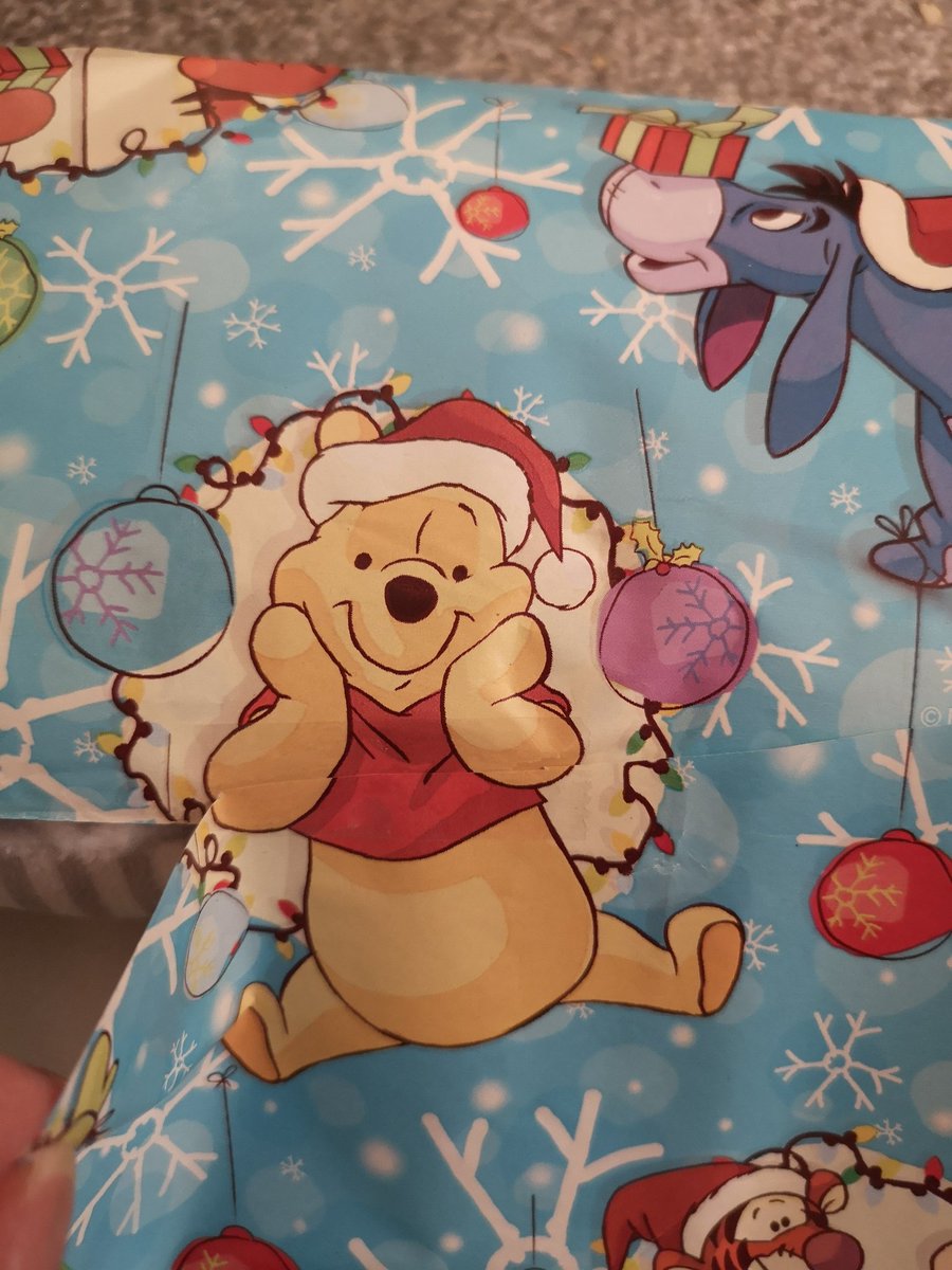 Taio99548957's tweet photo. It amuses me when the wrapping paper meets at both ends!!

(wrapping presents for the animals) https://t.co/HF9803jQtI