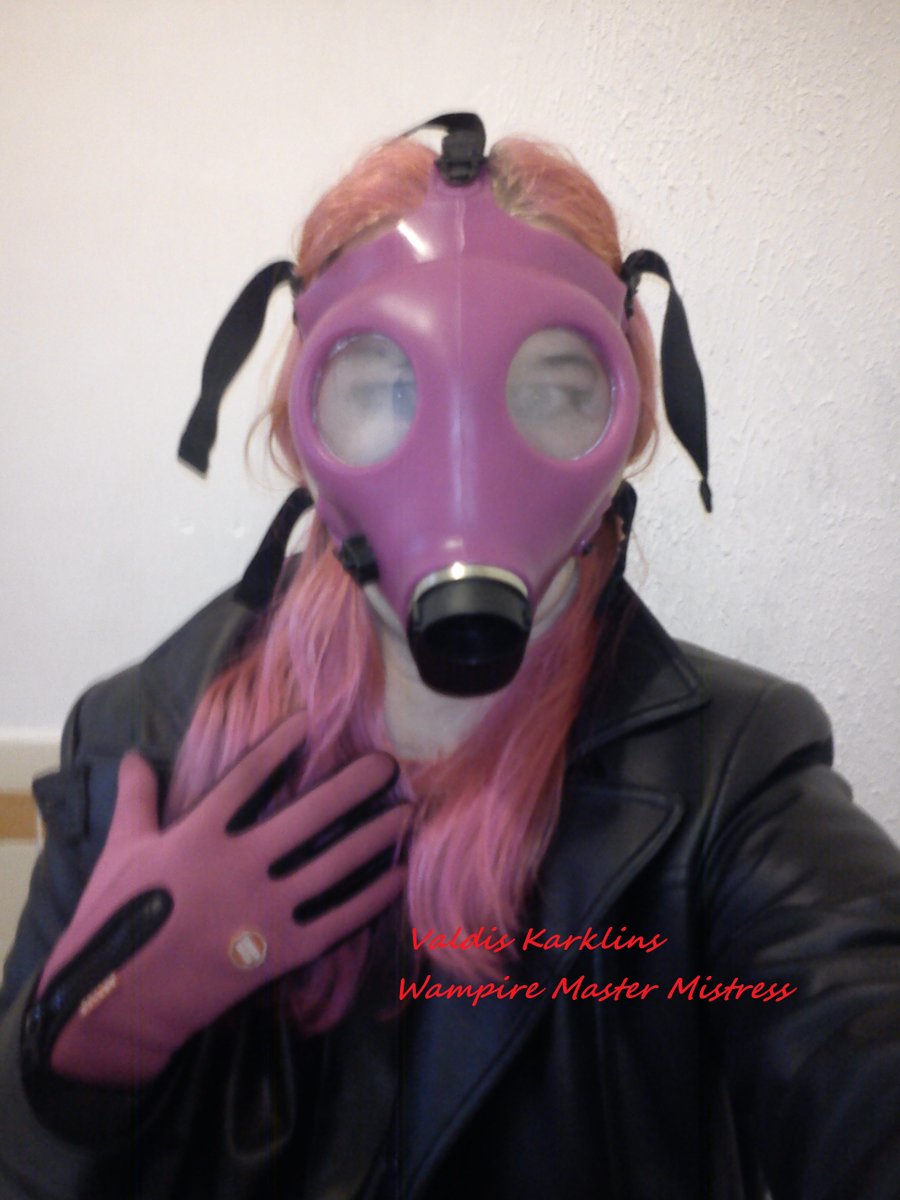wampiremaster's tweet photo. #gasmask #pinkmask #pinkgasmask
Putting on Pink Gas Mask
Watch Like Share Subsribe
https://t.co/8jKoZ7x52u
Check My Channel Videos 
https://t.co/LGS472ufqa https://t.co/KKIHa2R4UW