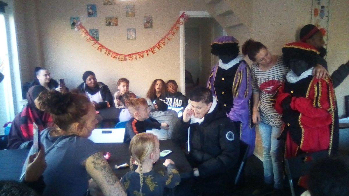 HVreewijk's tweet photo. Vandaag Sinterklaas en zijn zwarte Pieten in Het Praathuis Vreewijk. Ieder kind verdient een cadeautje van de Sint. Mede mogelijk gemaakt in samenwerking met Wilskracht Werkt https://t.co/RiRDKUokRU