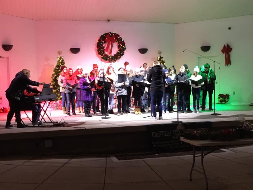 YorkSuburbanMS's tweet photo. The Sounds of Tomorrow performed at the Springettsbury tree lighting tonight.  #ysmsgotpride https://t.co/k9fojZ04Qv