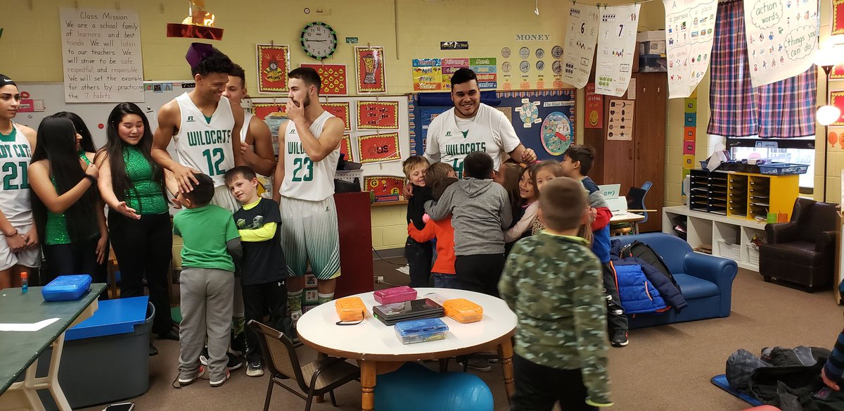 Jennife96792956's tweet photo. These ladies and gentlemen have no idea how much these littles look up to them. Thank you for coming to visit Wildcats! Best of luck for an amazing season! #kindergarten #hero #postiverolemodels @MilanC2Schools @MilanWildcats @MC2Elementary @KinderMC2 https://t.co/3W14W9OcWc