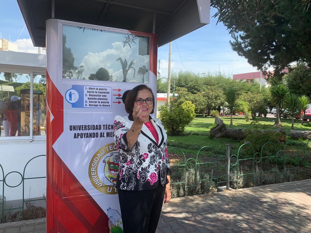 UTecnicaAmbato's tweet photo. #EnLaUTA (Campus Huachi) se instala una Maquina Recicladora Automática de botellas plásticas con incentivos para los usuarios. El objetivo es cuidar al medio ambiente. 
#YoSoyDeLaUTA https://t.co/pTcEMeKy9X