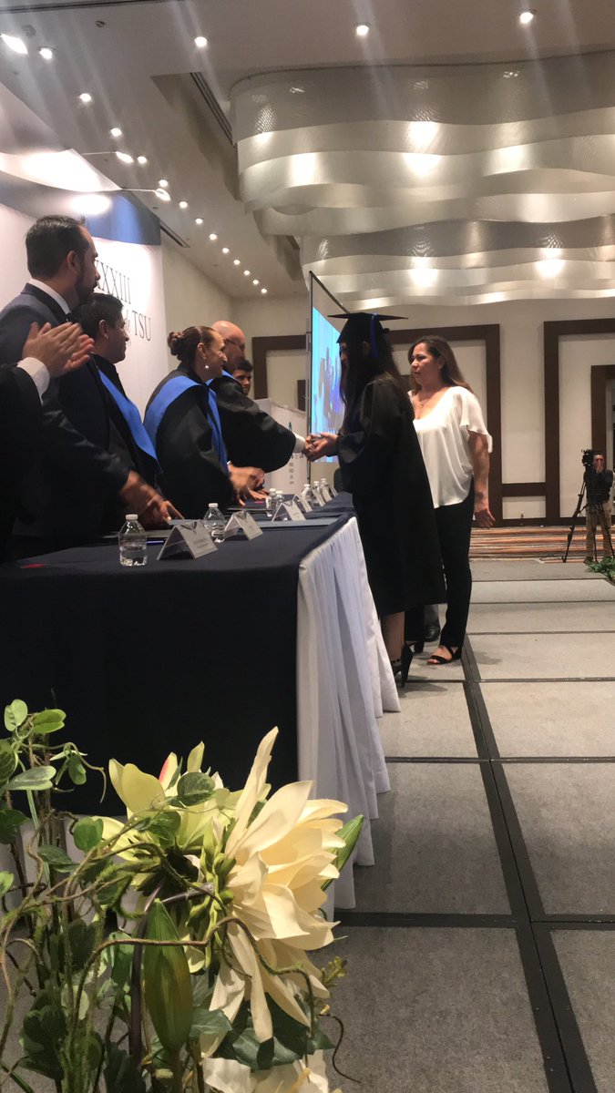 UTLmex's tweet photo. Felicitamos a Yarasset Mora Ramírez del #TSU en #CapitalHumano por recibir la Moneda al Mérito Académico. ¡Felicidades! #OrgulloUTL #GraduaciónUTL #SoyTSU #SomosLeones https://t.co/CuOd7eeD9r