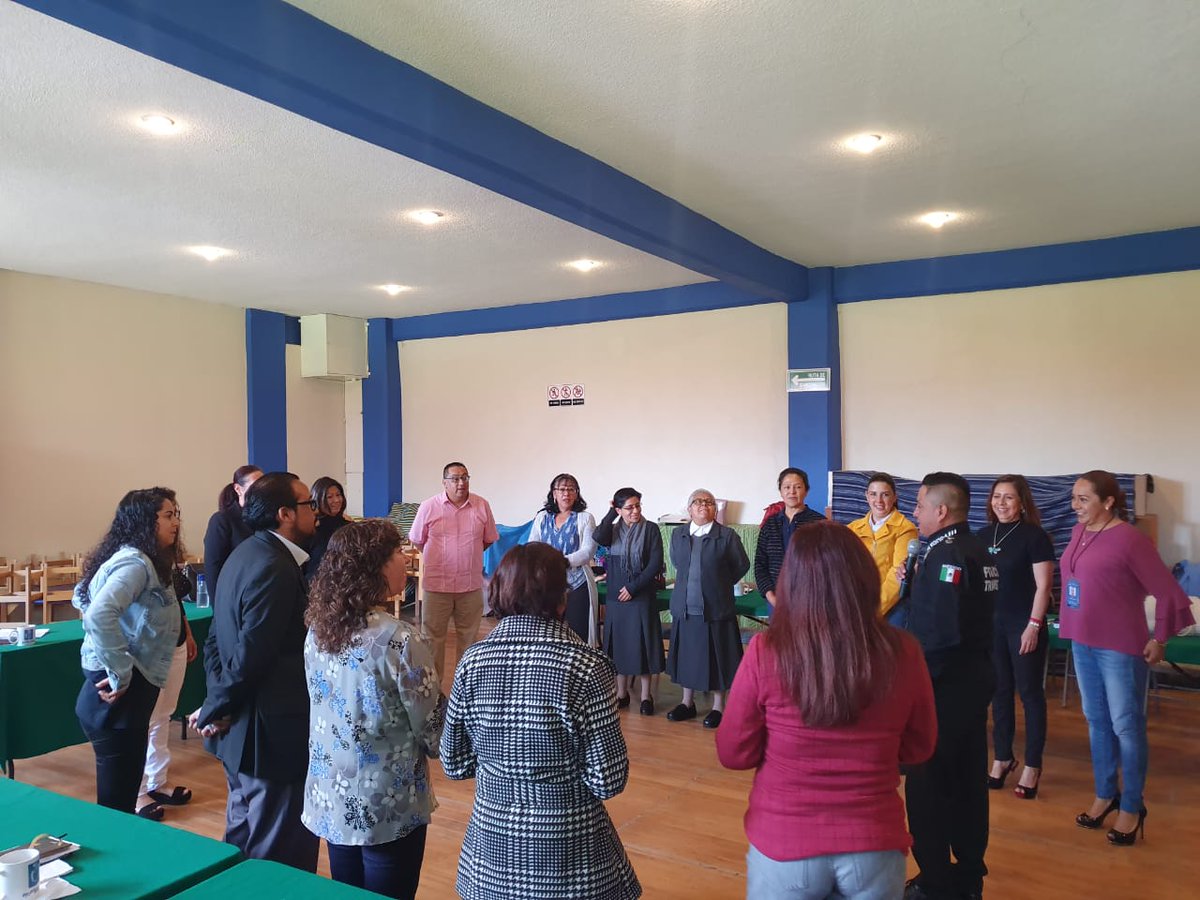 SSPPCSnAndresCH's tweet photo. Con el objetivo de promover la cultura de la prevención, elementos de Educación Vial impartieron el taller "Prevención de accidentes, conciencia vial y manejo a la defensiva" a profesores y directores del colegio Montesori Cholollan #ValoresQueProtegen #ValoresQueHacenGobierno https://t.co/QlJUgk6nai