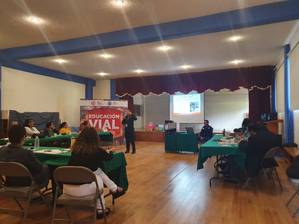 SSPPCSnAndresCH's tweet photo. Con el objetivo de promover la cultura de la prevención, elementos de Educación Vial impartieron el taller "Prevención de accidentes, conciencia vial y manejo a la defensiva" a profesores y directores del colegio Montesori Cholollan #ValoresQueProtegen #ValoresQueHacenGobierno https://t.co/QlJUgk6nai