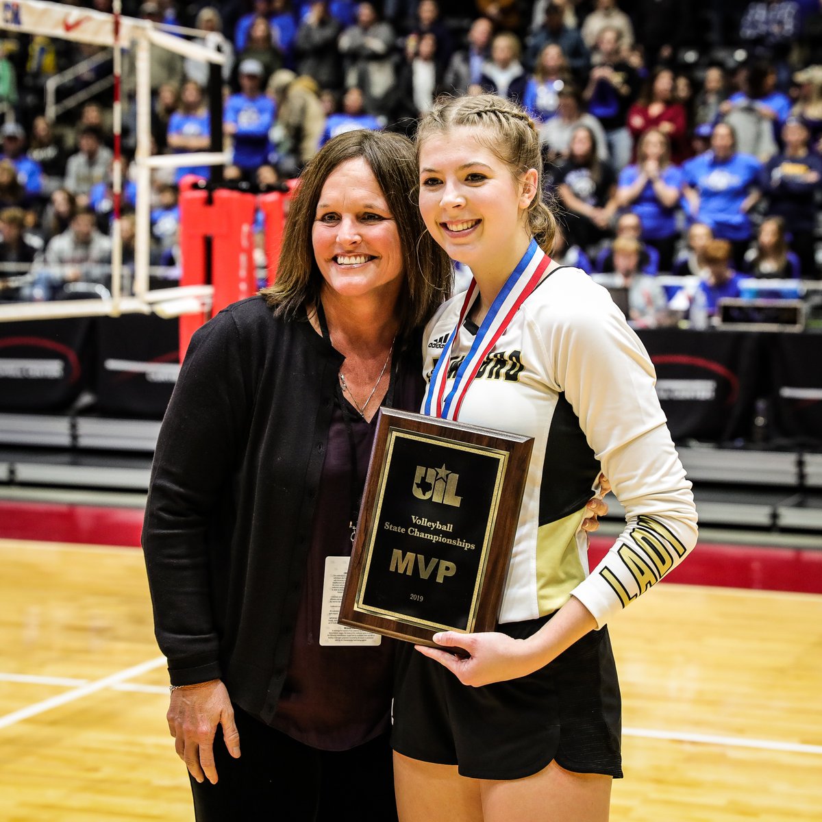 uiltexas's tweet photo. Congrats to @crawfordisd, the new Conference 2A #UILState Volleyball Champions! Anne Williams named MVP w/ 11 kills and 21 digs. https://t.co/28mVp9aZKu