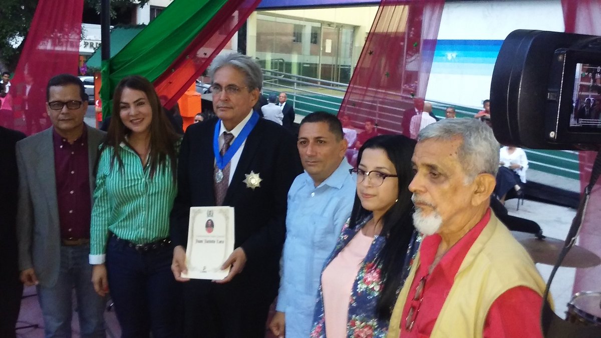 Al Momento| En la Plaza Pedro León Torres de Barquisimeto, el <a href="/gobiernodelara/">gobiernodelara</a> impone a la Orden Gral Juan Jacinto Lara a músicos en el marco del Día Internacional del Músico. La Gobernadora <a href="/gestionperfecta/">Carmen Meléndez</a> reconoce el potencial musical de Lara en el mundo #UnidosPorTiLara