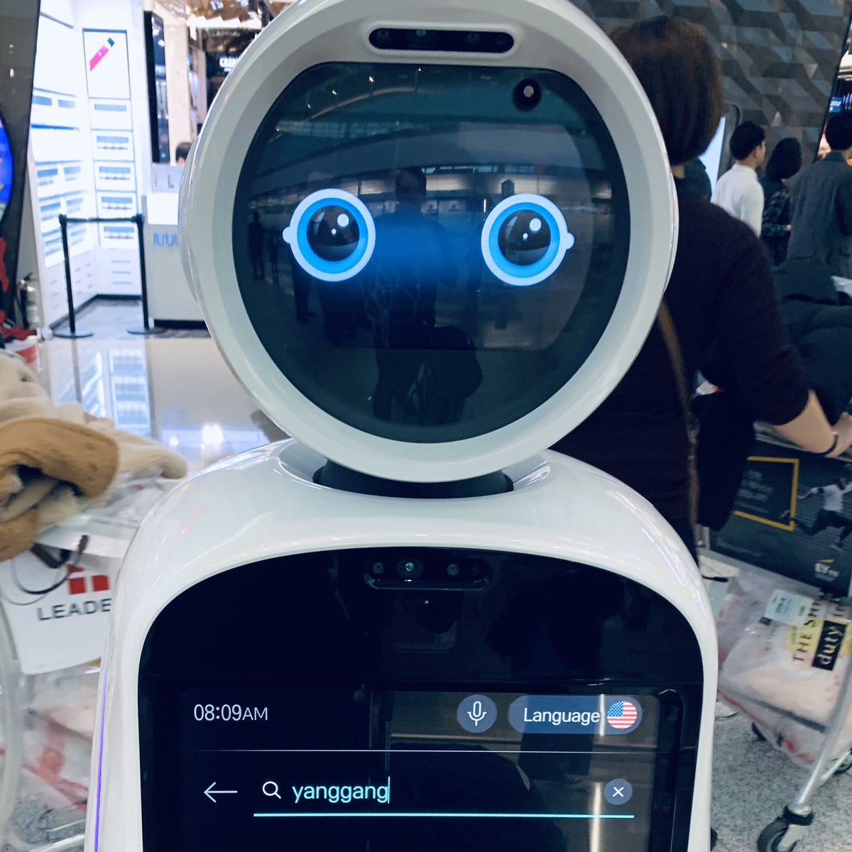 ianrossmac's tweet photo. The robot working Incheon Airport is all in on #YangGang https://t.co/4uoReWHqHU