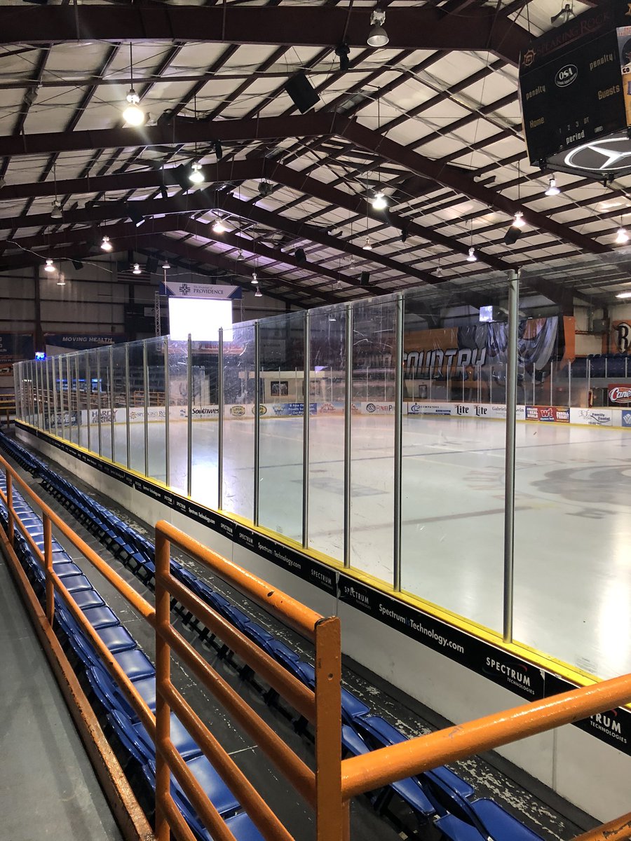 KFOX14's tweet photo. #HolidaysAtTheRink starts today! Head out to the #ElPasoColiseum to skate away and have fun this Friday! ⛸ ❄️For more info and to get a coupon visit click here: @El_Paso_Rhinos  https://t.co/7C6AsLQAdg https://t.co/5kcP8PTkjw