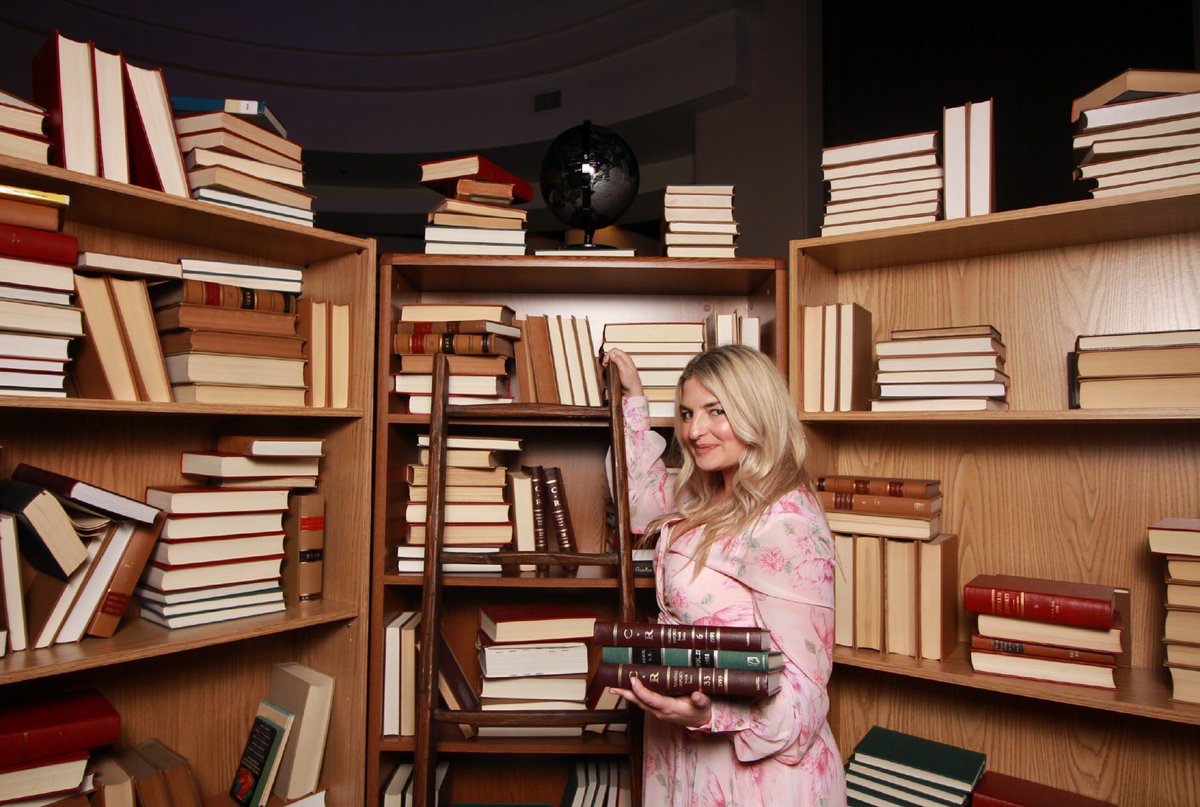 jen_kirsch's tweet photo. they call me the book cupid 💘 #partyinthestacks https://t.co/iglEmhAiFb