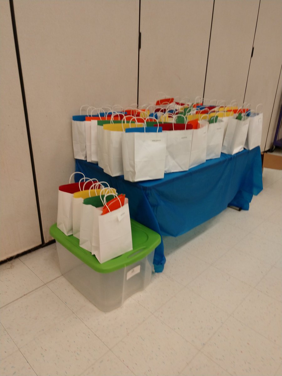 SUG_STEAM's tweet photo. Look at the terrific turn out for our Latina SciGirls party!  We've had so much fun over the last 8 weeks with the Children's Science Center.@gailbrady508 @Dr_Mihalik @SugarlandES https://t.co/YaWHwotOIu