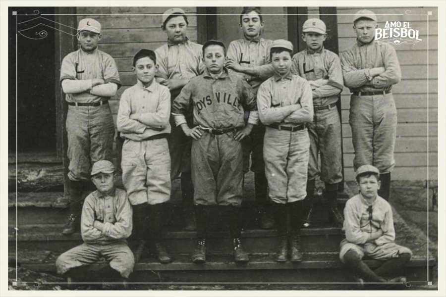 amoelbeisbol's tweet photo. Un equipo de béisbol en 1913 🙌🏼⚾️

#baseibol #baseball #vintage #retro #vintagebaseball #retrobaseball #beisbolretro https://t.co/6WPs81GJ4R