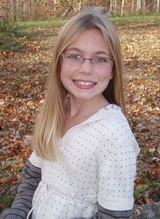lilykboyce's tweet photo. Miss those Hannah Montana glasses 😍 #DecadeChallenge https://t.co/DbEgLIcd2O