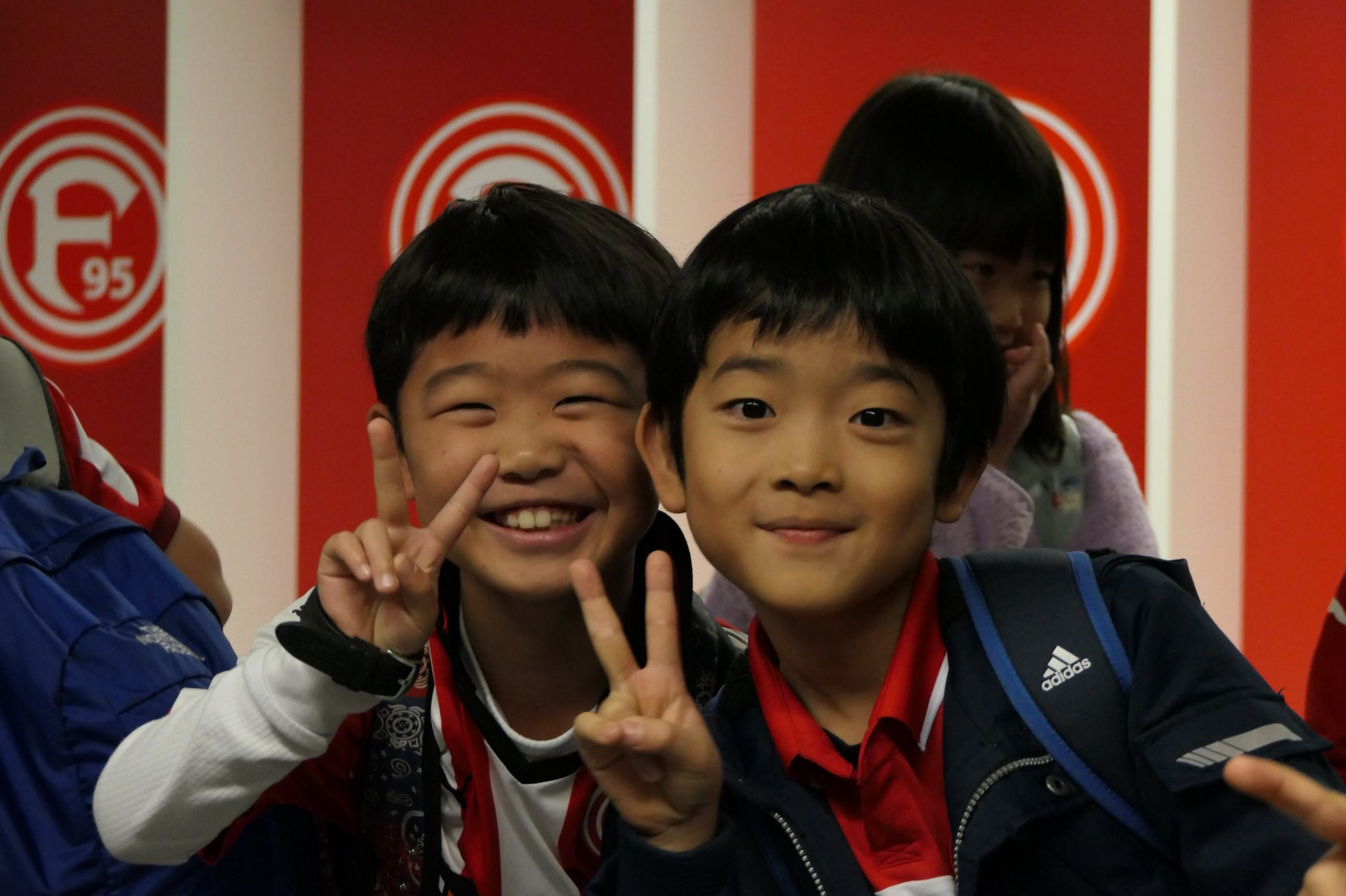 フォルトゥナ デュッセルドルフ 今年のデュッセルドルフ日本人学校のアリーナ見学会のビデオを公開 子供達の素晴らしい表情にご注目ください F95 Jp T Co 3d1fhjfzsn Twitter