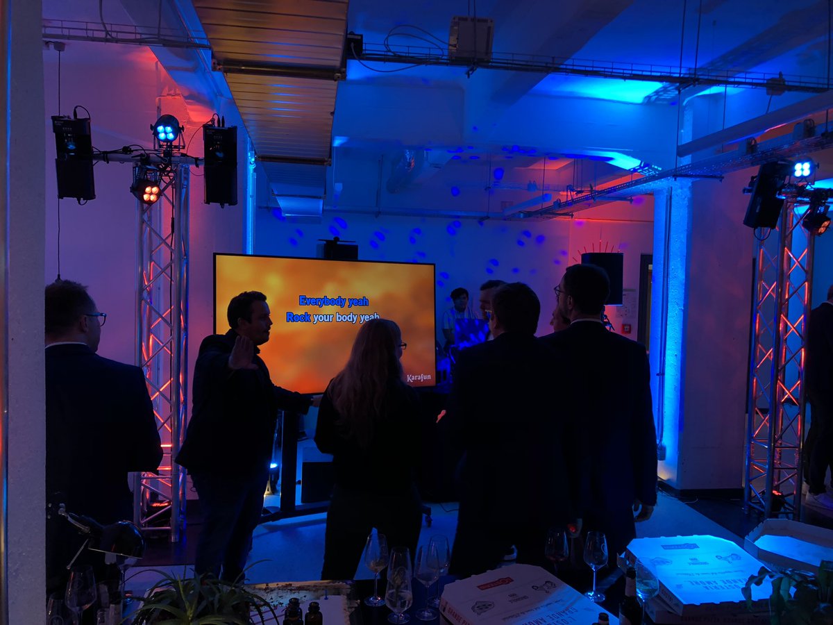 jobnomade's tweet photo. Eine coole #CONCON19 endet mit Gesang und Gemeinsamkeit. Freue mich auf das nächste im @HubGutenberg https://t.co/QZmHWl8Sob