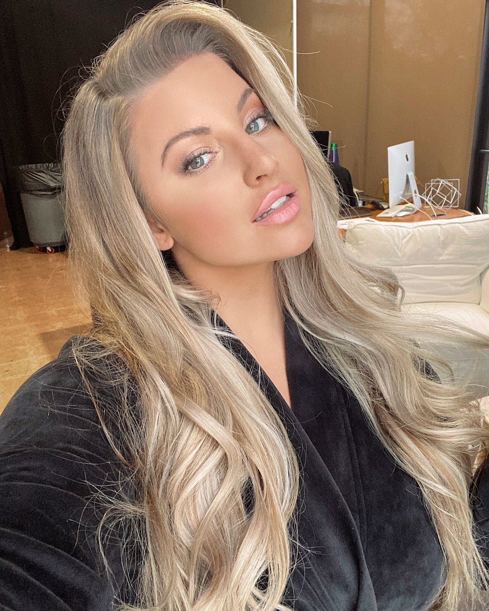 AshAlexiss's tweet photo. 20 things women should stop wearing:
1-20: The weight of other people’s expectations &amp; judgements ✋🏼😌 https://t.co/GRfFONbgLQ