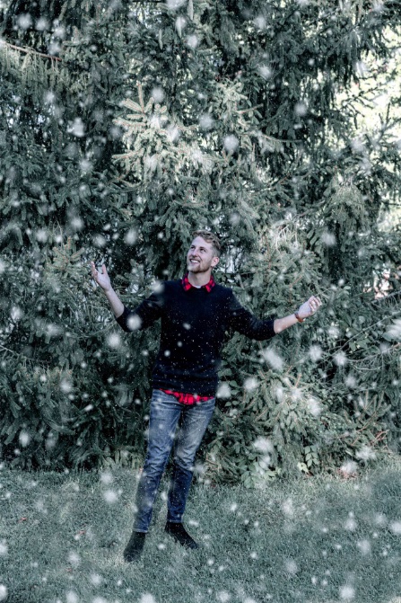 JakeHoultMusic's tweet photo. Are you in the Christmas mood yet?? Well, you've got a WEEK to get ready! Christmas single and video coming on BLACK FRIDAY! 🎄❄️ https://t.co/MIrwGHKg6f