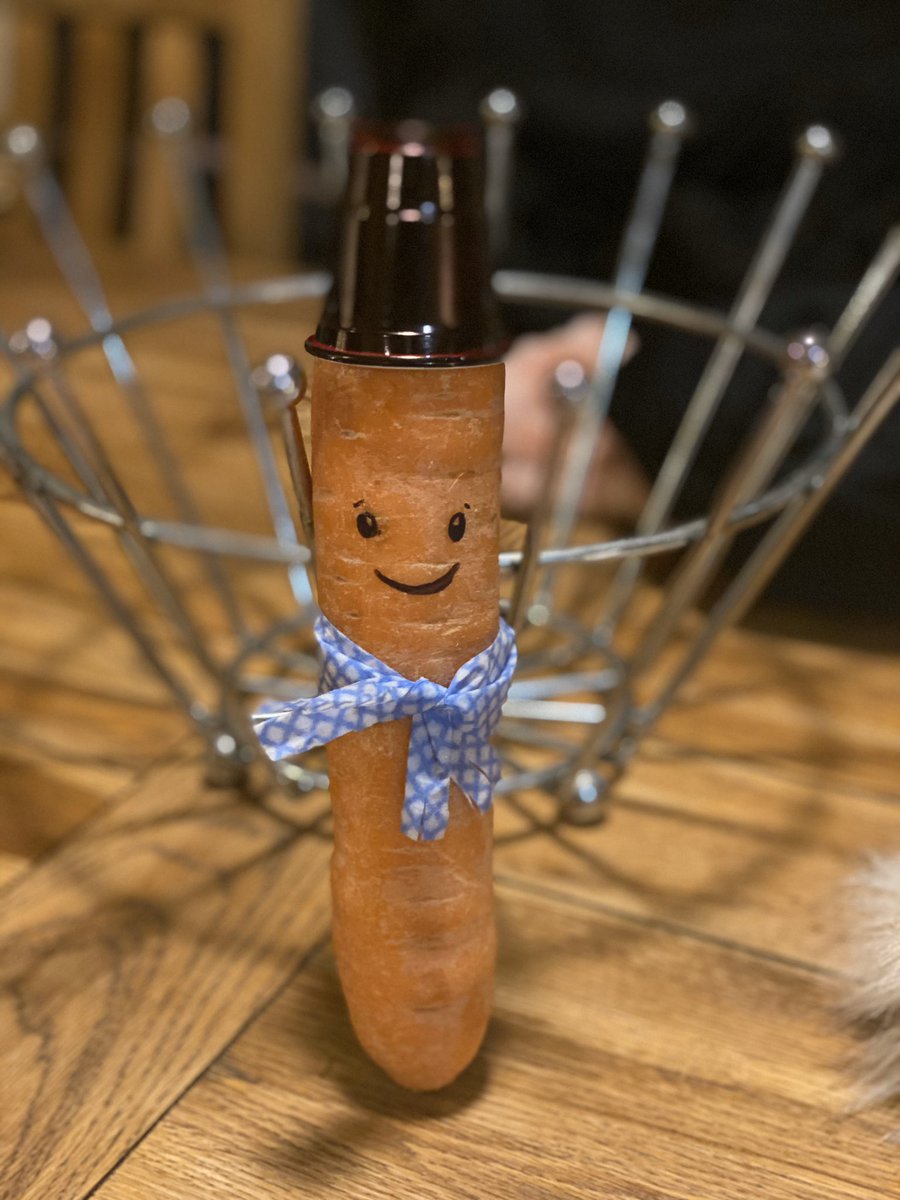 Lisabrookes78's tweet photo. 11 Robbie fans in a barn all weekend and look who has joined us #KevinTheCarrot  @AldiUK @robbiewilliams  @MarieWallace74 @juicebigaloo @verykerry @FiFiCondie @TraceyGreenhous @Clairetether @wobble1976 @Lawalg @ktjayne2003 https://t.co/qt4eAH4x0j