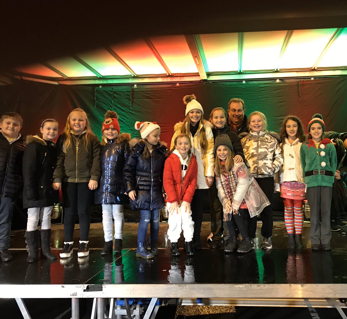 tanylan123's tweet photo. Da iawn i gor yr ysgol am ganu yn Nhreforys heno. A big well done to everyone who sang in Morriston’s Christmas lights parade tonight. @KevJohnscymru #Treforys #Nadolig 🎄 https://t.co/PEiddnIYR8