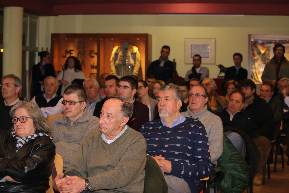 💥 ¡Cierre por la puerta grande!

🗣️ El Dr. Carlos Valcarreres explica, ante una sala llena, su admirada y meritoria labor.

La conferencia 'En torno a la enfermería', presentada por Paco Martínez, cierra el ciclo.

#TorosZaragoza2019 #Zaragoza #AgendaCultural