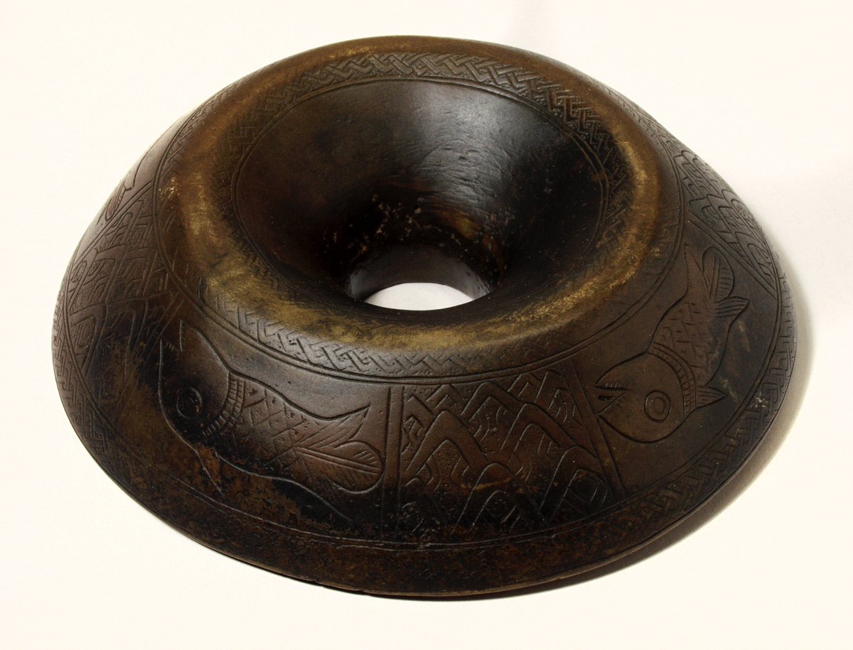 Brass ring-shaped lidded vessel with incised decoration of fish and other animals  #BeninDisplays  @Pitt_Rivers  #Loot