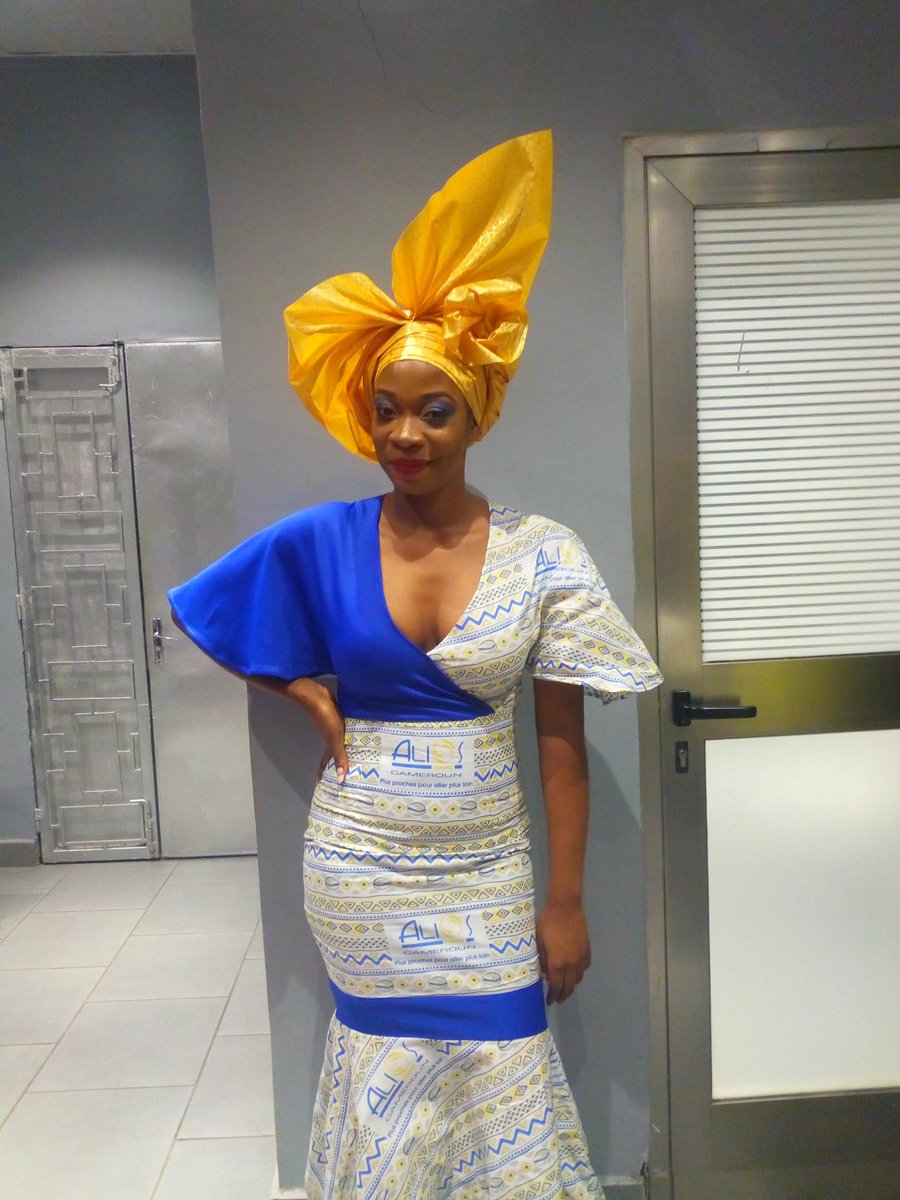 ways2Noushkha's tweet photo. Ceremonie d'entreprise. Les Hotesses se sont fait sublimées par Noushkha avec un tissu Gele doré . elles etaient au nombre de 10 et la prestation a été realisée en une heure , car la maquilleuse etait lente, elle l'aurait fait en moins d'une heure  😏😏😏. Qu'en pensez vous? https://t.co/BoK85oGStq
