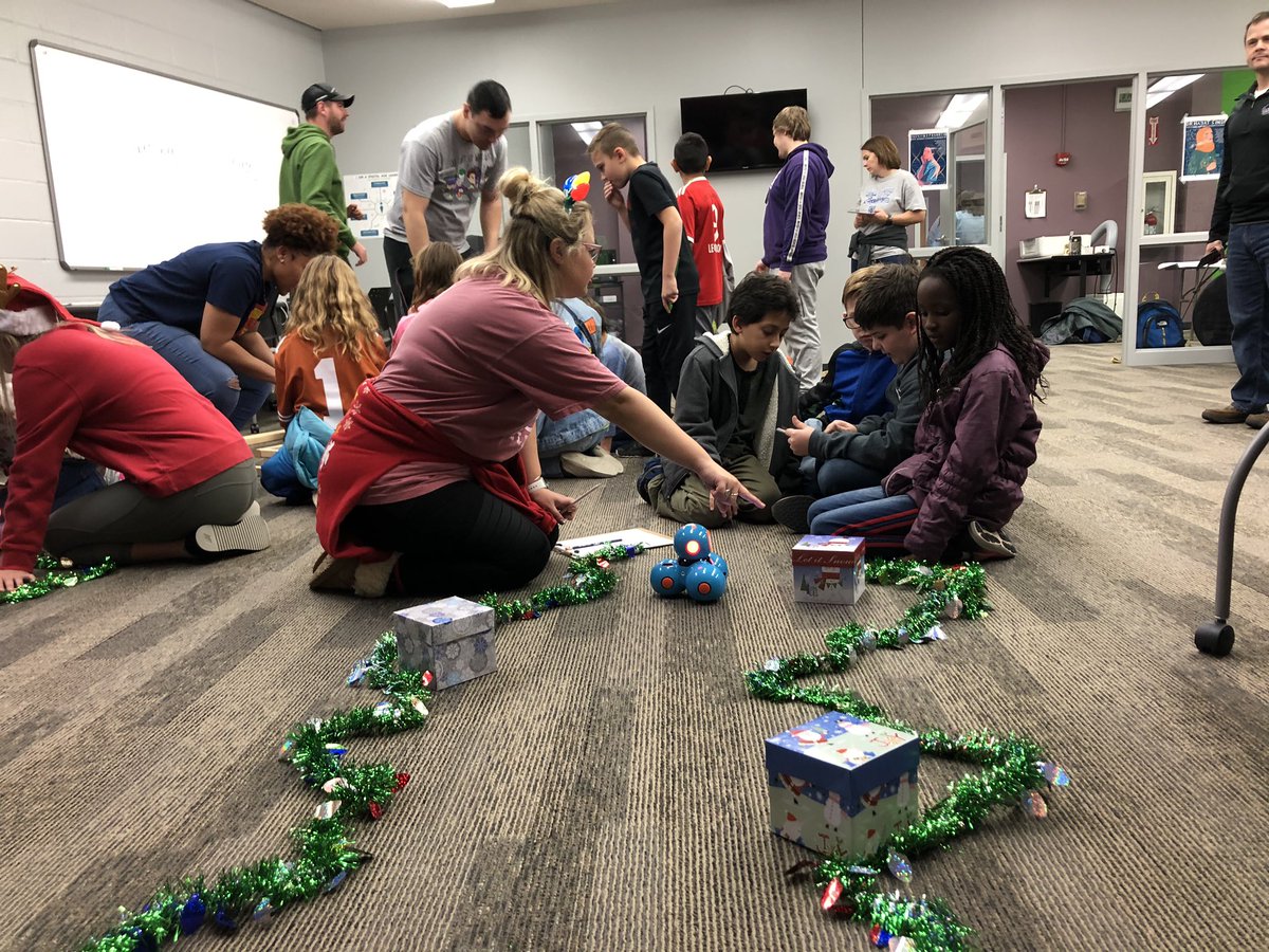 JessicaRae929's tweet photo. Happy Friday from this crew of coders! Proud of our @UCAeducation students for hosting another successful #HourOfCode event this semester! #EveryoneCanCode #AppleEDUchat https://t.co/3L1de8TN5p