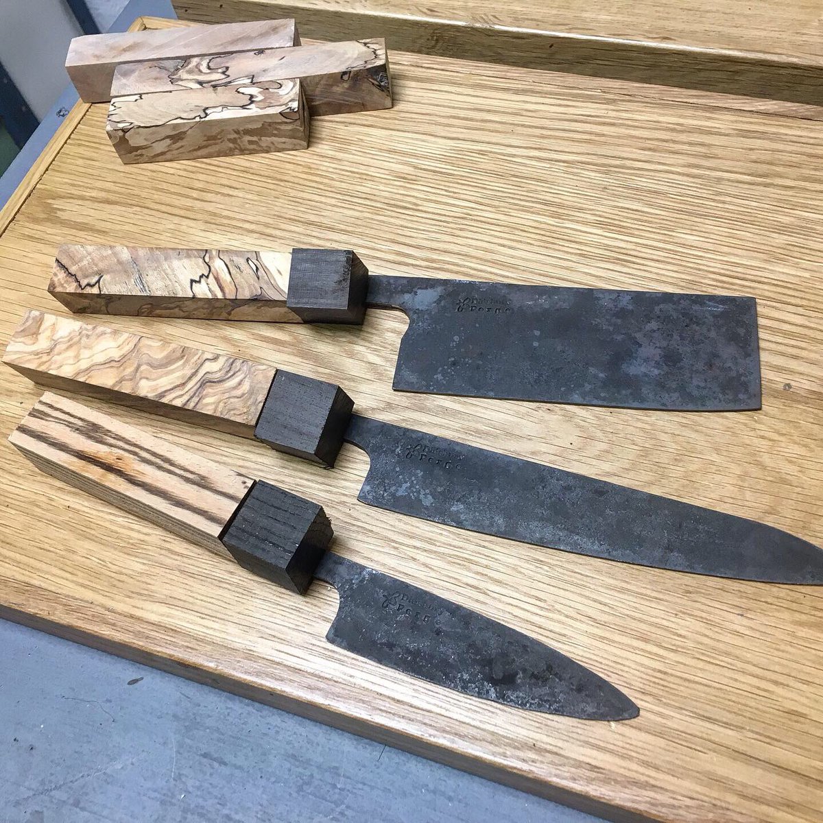 non_jic's tweet photo. Lots of handles to make this weekend, can’t be late on Christmas orders! #artisancrafts #didsburyforge https://t.co/TedGGRE50Y