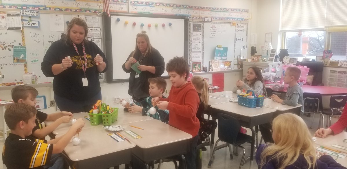 FineShelly's tweet photo. Snowman ornaments- check
Holiday spirit- check
Mrs. Fine's room is ready to spread holiday cheer to Donora by decorating the tree! Thanks Ms. Cassidy & Mrs. Mercer!!! @RinggoldSouth @allym83 #holidycheer
#snowmanfun
#treedecorating https://t.co/2xwtfw8RGl