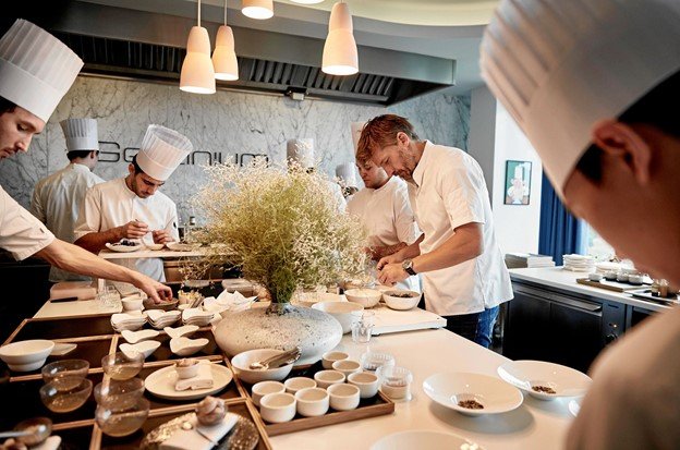 'A Taste of Hunger' (Diary of a crazy person: PART 3)Nikolaj has been practicing at Denmark's only three-star Michelin restaurant. He spent a day in the restaurant, where he got good tips on how a professional chef cuts and behaves in a kitchen.NO GUYS I CAN'T-I'LL DIE. 