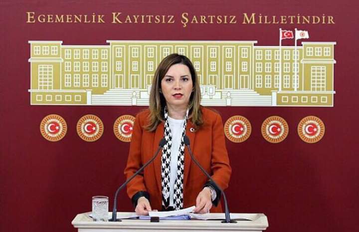 Bir Vekil düşünün Ülkesinin  yükünü sırtına alıp çözmek için hiç yorulmadan çalışan . ve inşallah yolu açık olur ve bakanlıklarımızdan birine gelir  Vekilimizden  isteğiğimiz  AİLE BAKANLIĞINDA ÇALIŞAN #EKDERSLİLERİN SORUNLARINA ÇARE BULMASI.SADECE ÖZLÜK HAKLARIMIZ
@arzuerdemDB