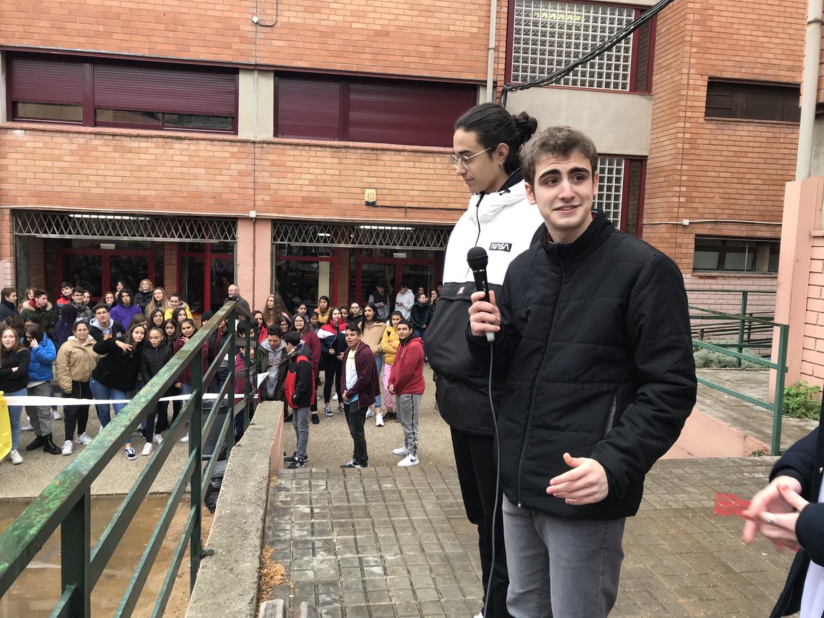 jcalpe's tweet photo. Hem allargat la cloenda de la #SetmanaDeLaCiència amb l'entrega de premis de totes les activitats realitzades a @inslesvinyes per la #sc19cat https://t.co/WO7ZSCZXuM